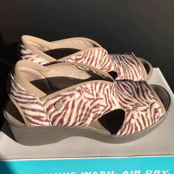 BZEES Dream Washable Wedge Sandals US 10 - Picture 2 of 4